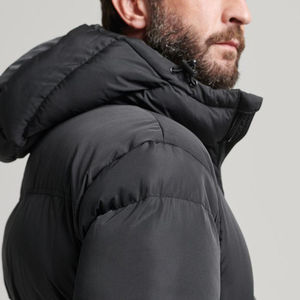 Manteau long matelassé élégant pour homme, mode hiver 2024, avec logo personnalisé sur le devant, col montant, capuche et tissu en toile - Product Image 5