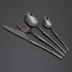 Ensemble de couverts élégant en acier inoxydable avec tête dorée et manche blanc, idéal pour les repas en famille, les fêtes, les occasions spéciales et comme idée cadeau - Product Image 4