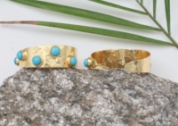 Boucles d'oreilles créoles martelées plaquées or 18 carats avec accents de cabochon turquoise – Bijoux de créateur élégants et stylés pour un look audacieux en soirée