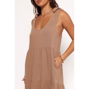 Robes élégantes pour femmes avec une silhouette fluide et un look élégant, adaptées aux rassemblements décontractés et sociaux - Product Image 1