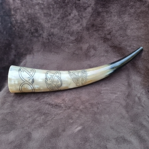 Corne à boire viking artisanale écologique en véritable corne de buffle, forme naturelle, style runique gravé en profondeur, décoration de bar, artisanat - Product Image 1