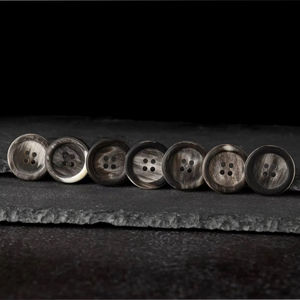 Bouton brut en corne de buffle naturelle de qualité supérieure pour accessoires vestimentaires - Product Image 1