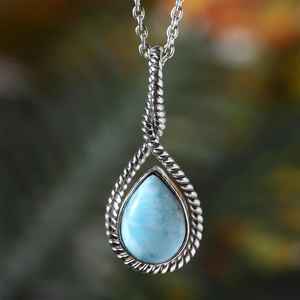 สร้อยคอเงินสเตอร์ลิงลาริมาร์ธรรมชาติแบบมินิมอลพร้อมจี้หยดน้ำแร่ลาริมาร์สีฟ้าโรเดียมและตัวเรือนชุบทอง - Product Image 1