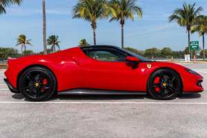 2024 296 GTB AWD SUV, Vehículo de Bajo Kilometraje, Transmisión Automática, Volante a la Izquierda, Gasolina, Turbo, Cuero, R17, Techo Panorámico, Visión Trasera 360 - Product Image 2