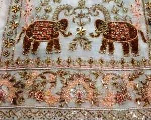 Designer moderne non cousu brodé à la main beaux costumes en soie pour femmes chères fêtes traditionnelles indiennes avant-gardistes - Product Image 3