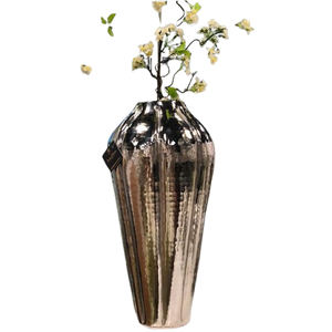 Florero pulido brillante con textura martillada, florero de hierro costero de lujo de estilo nórdico hecho a mano único de Metal de aluminio - Product Image 1