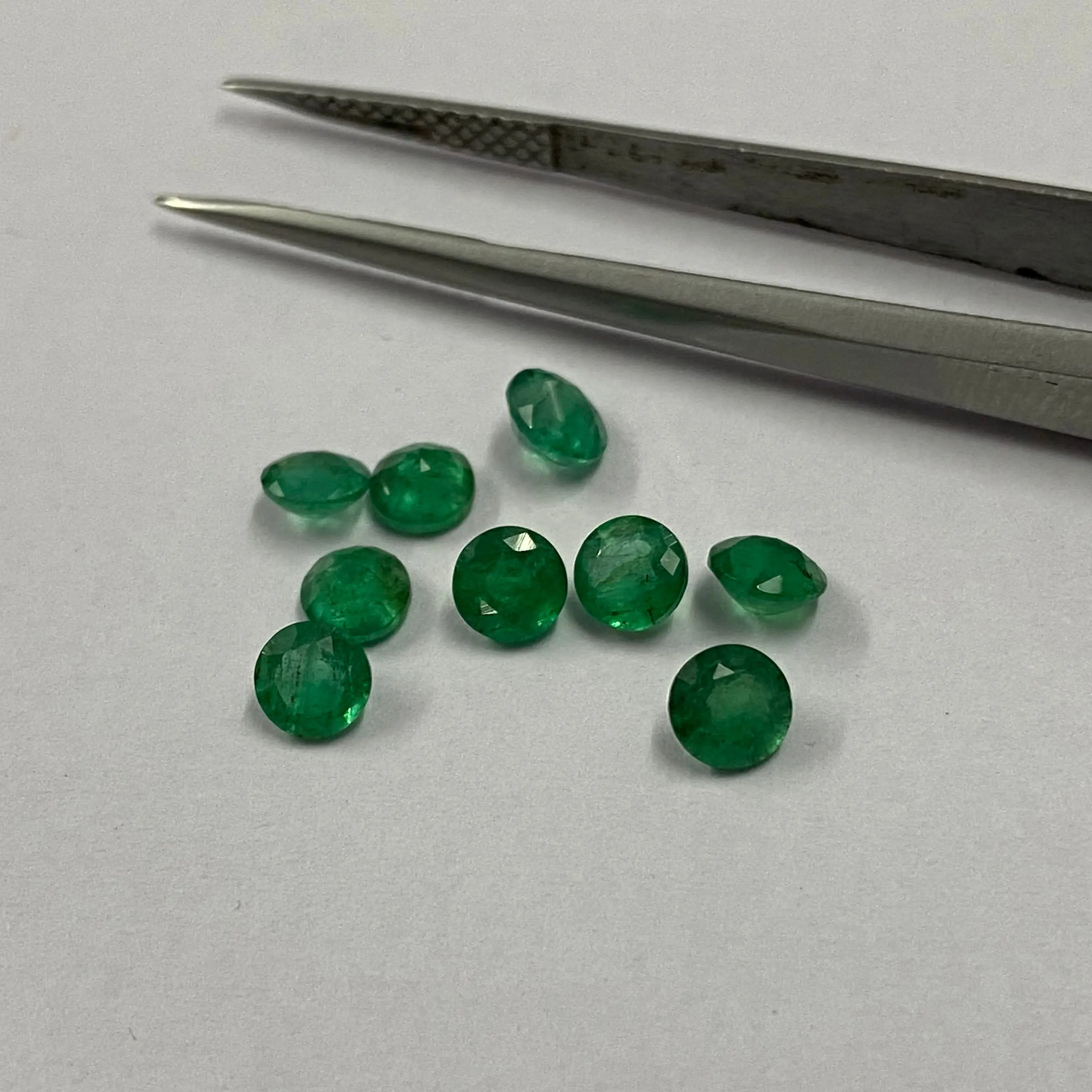 Venta caliente precio al por mayor Natural 5mm Esmeralda facetada redonda suelta piedras preciosas de la fabricación de joyas fabricante