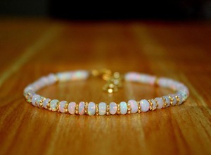 Pulsera de Ópalo Blanco Natural con Cuentas de Mehrajudin Gems, Unisex, Elegante y Moderna, Chapada en Oro, Joyería Hecha a Mano - Product Image 2