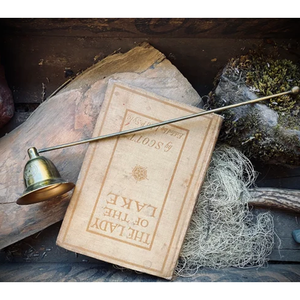 Le plus récent éteignoir de bougie décoratif en métal à long manche pour éteindre en toute sécurité la flamme de la bougie de Noël - Product Image 2