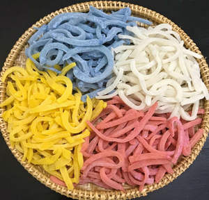 Chips de Coco Secos Naturales con Textura Crujiente, Hechos con Cocos Frescos y Aptos para Refrigerios, Repostería y Uso como Ingrediente Alimentario - Product Image 1