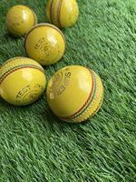 Bola kriket dalam ruangan pakaian dan perlengkapan kriket yang layak untuk pertandingan