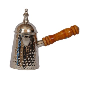 Pichet en laiton de style moghol Dsh Crafting avec motif en relief et cuillère en bois, ustensile en métal pour servir et boire - Product Image 1