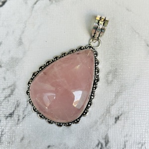 จี้สร้อยคอชุบเงินคุณภาพสูง ประดับโรสควอตซ์ทรงกรอบ ดีไซน์ทันสมัย รูปทรงผสมผสาน เหมาะสำหรับงานแต่งงาน คริสตัลชาร์มแฟชั่น - Product Image 1