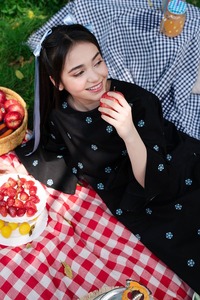 Lehenga Choli formel en acrylique brodé élégant pour filles pakistanaises pour les mariages, les festivals, les anniversaires - Product Image 4