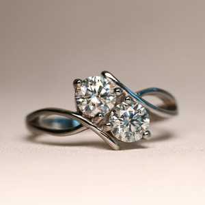 Bague de fiançailles en moissanite ronde à contour torsadé, bague de mariage, bague Toi et Moi, 2 pierres, argent 925, bague de demande en mariage pour femme - Product Image 5