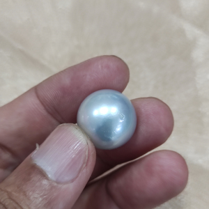 Perlas blancas de grado A de 13 mm que exudan una elegancia atemporal con un brillo luminoso y una forma perfectamente redonda. - Product Image 1