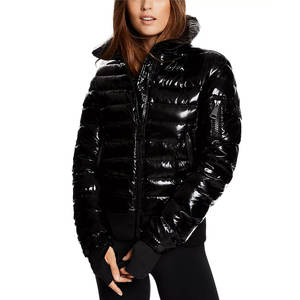 Chaqueta acolchada con logotipo personalizado de alta calidad al por mayor, chaqueta acolchada brillante de invierno gruesa y cálida de gran tamaño de nailon transpirable para mujer - Product Image 1