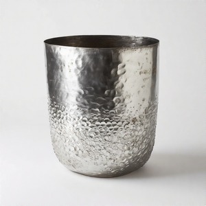 Pot artisanal argenté brillant avec corps martelé texturé destiné aux espaces de style ou aux coins de boutique. - Product Image 6