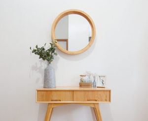 Espejo de pared redondo Alina hecho de madera maciza de teca y cristal de espejo con un acabado natural brillante. - Product Image 2