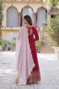 Traje de fantasía de diseñador Última colección El mejor vestido floreciente de imitación Dupatta con bordado Zari Lentejuelas Trabajo Compras en línea India - Product Image 2