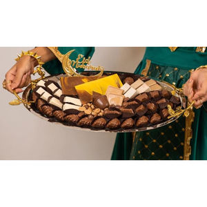 Plateau en métal doré de la plus haute qualité avec plateau de service au chocolat avec poignée Présentoir à desserts au chocolat au design moderne en vente - Product Image 6