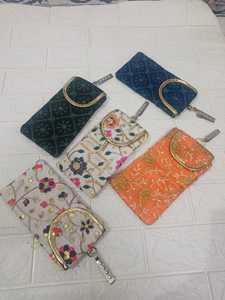 Pochettes mobiles brodées pour femmes Rakhi Festival Cadeaux, faveurs de mariage et cadeaux de retour festif, Diwali, cadeau de Noël - Product Image 2