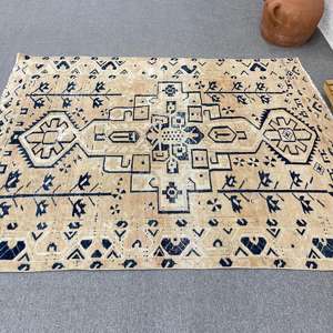 Alfombra Turca Vintage de 5.2x6.46 pies (159x197 cm), Alfombra Marrón con Puntos Azules - Product Image 2