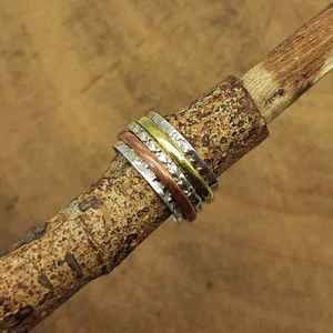 Bague Spinner en argent 925 Texture à trois tons Bague de méditation artisanale réglable Designer Fine Ring - Product Image 2