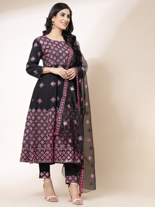 Ensemble Kurta, pantalon et dupatta pour femmes, prêt à porter, couleur noire, brodé, col rond, longueur genou, élégant, magnifique, confortable, en coton - Product Image 5