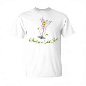 T-shirt Personalizzabile per la Futura Sposa - 'Tiny Bit Bride' Cocktail Martini per Celebrazioni di Addio al Nubilato - Design Promozionale per Matrimoni - Product Image 3