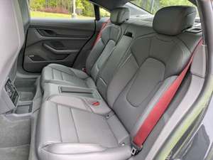 Porsche Taycan berline 2023, propulsion arrière, couple de 400-500 Nm, 300-400 ch, transmission automatique, toit ouvrant panoramique, sièges en cuir - Product Image 4