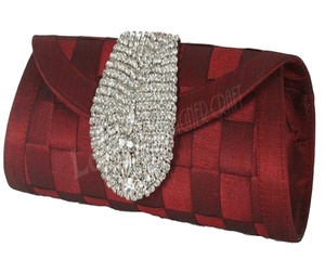Pochette en satin rouge avec motif en treillis diamanté et décoration scintillante perlée pour soirée - Product Image 1