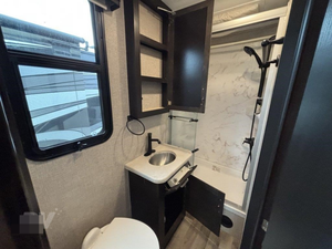 ขายรถบ้านมือสอง E-N-T-E-G-R-A RV Coach Vision 27A รุ่นปี 2022 สมรรถนะสูง ยาว 36 ฟุต รับน้ำหนักได้ 2000 กก. สีเข้ม - Product Image 6