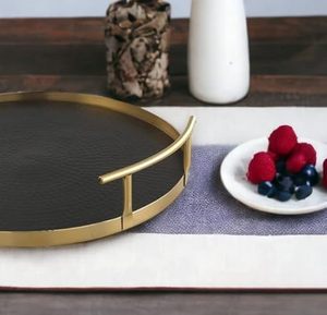 Plateau de service rond en métal noir martelé de haute qualité pour la cuisine, le mariage, le restaurant et l'hôtel - Product Image 5