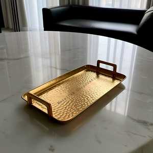 Plateau rectangulaire doré en aluminium Plateau de service d'aliments Design martelé avec poignée Plateau de luxe pour hôtel, restaurant, mariage et traiteur - Product Image 2