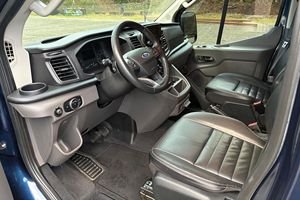 Ford Transit 150 XLT AWD 2020 d'occasion en bon état, 1 propriétaire, modifications Overland, 7 places, plateforme de lit arrière, transmission intégrale - Product Image 4