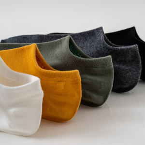 Calcetines deportivos unisex de poliéster de alta calidad con estampado de gimnasio antibacteriano personalizado bordado Casual Crew hombres disponibles negro antideslizante - Product Image 4