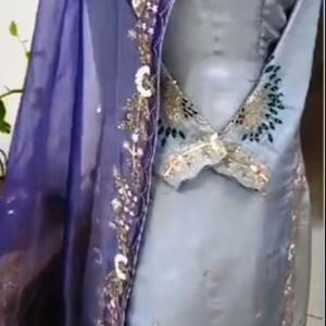 Costumes de fête indiens brodés à la main non cousus de créateur moderne pour femmes pour les fêtes de style traditionnel - Product Image 1