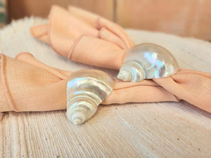 Anneau de serviette en coquillage à finition nacrée de luxe, style côtier unique, idéal pour les dîners raffinés et les occasions spéciales - Product Image 4
