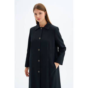 Gabardina Clásica Negra con Capucha, Cinturón Desmontable y Estampado - Product Image 4