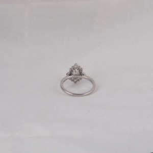 Anillo de compromiso de solitario de diamante cultivado en laboratorio de corte esmeralda, Oro Sólido de 14 quilates con pera y acento de corte redondo, anillo de diamantes, regalo para mujer - Product Image 3
