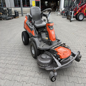 Tondeuse autoportée Husqvarna Rider R420TsX AWD d'occasion avec plateau frontal de 112 cm, moteur Kawasaki V-Twin, transmission intégrale et direction assistée, 85 heures d'utilisation, à vendre - Product Image 1