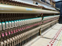 Piano vertical Kawai US50 en stock, envío rápido. Piano vertical resistente para uso a largo plazo, para escenario y estudio, de segunda mano.