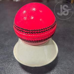 Balle dure de cricket en cuir rose de haute qualité 156g avec coutures noires, couleurs personnalisables et logo pour Matchplay - Product Image 1