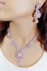 Collier de diamants américains élégants de conception tendance serti de pierre rouge pour les femmes bijoux de fête de mariage pour les femmes - Product Image 3