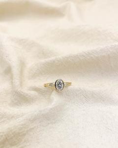 Anillo de compromiso minimalista de diamante de corte ovalado de 10x8mm | Conjunto de bisel Anillo de Boda nupcial de tres piedras | Anillo de oro de 18 quilates de plata esterlina - Product Image 2