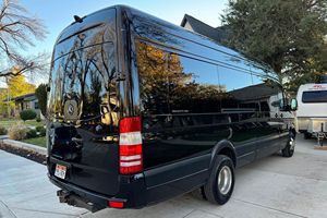 รถตู้เบนซ์ สปรินเตอร์ 3500 ปี 2015 มือสอง คุณภาพดี รุ่น Executive Shuttle จาก Midwest Automotive Designs - Product Image 4