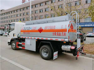 Camión cisterna de combustible usado 4x2 de 6000L de capacidad a buen precio en venta en Japón - Product Image 5