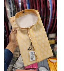 Kurta en jacquard de soie douce de qualité pour hommes conçu avec de beaux motifs et de la brillance pour le fournisseur indien de Festival Wear - Product Image 1