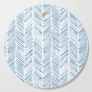 Planche à découper élégante avec des détails lisses offrant un mélange d'utilité et de style pour les espaces culinaires modernes - Product Image 4